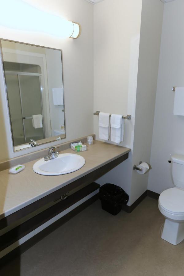 Crossroads Inn & Suites Paradise Bagian luar foto