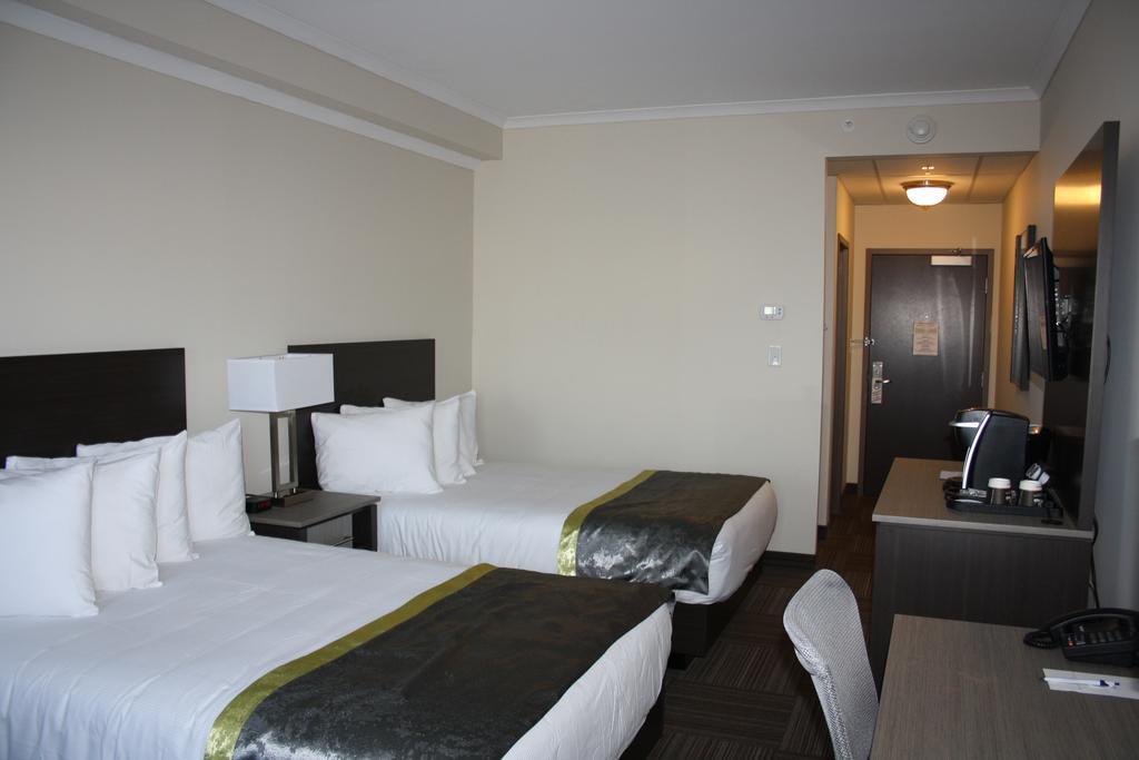 Crossroads Inn & Suites Paradise Bagian luar foto