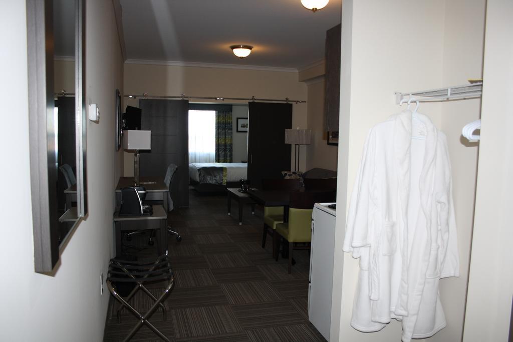Crossroads Inn & Suites Paradise Bagian luar foto