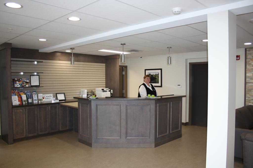 Crossroads Inn & Suites Paradise Bagian luar foto