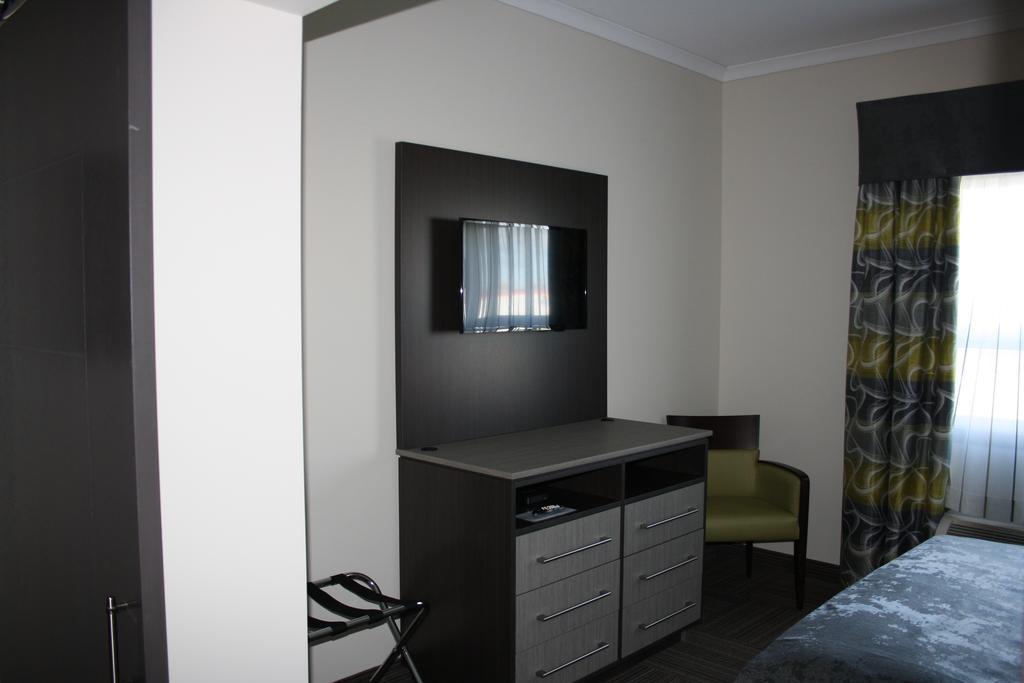 Crossroads Inn & Suites Paradise Bagian luar foto