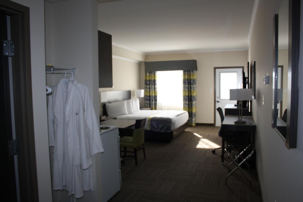 Crossroads Inn & Suites Paradise Bagian luar foto