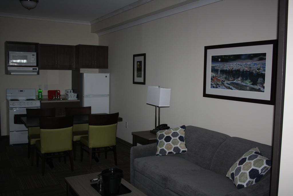 Crossroads Inn & Suites Paradise Bagian luar foto