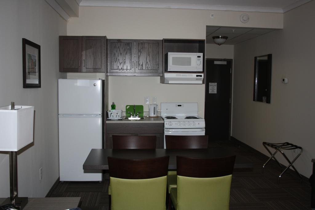 Crossroads Inn & Suites Paradise Bagian luar foto