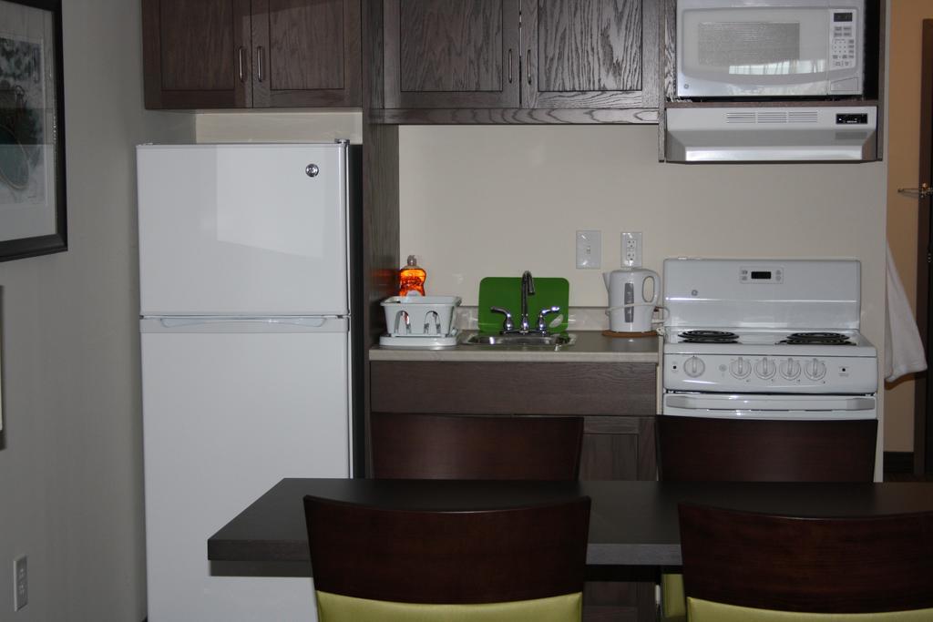 Crossroads Inn & Suites Paradise Bagian luar foto