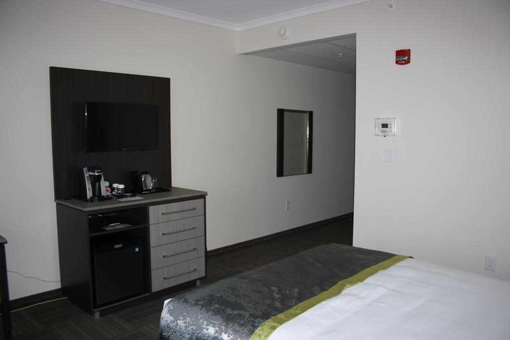 Crossroads Inn & Suites Paradise Bagian luar foto