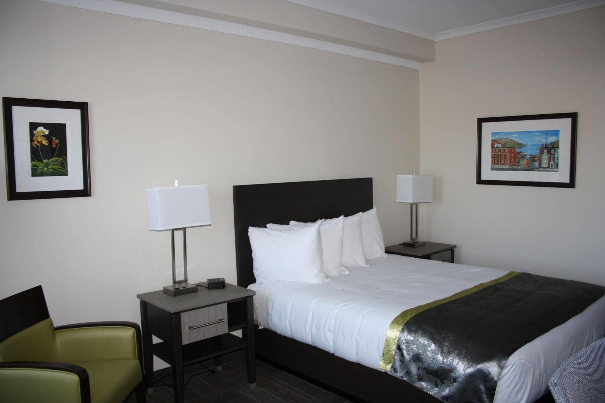 Crossroads Inn & Suites Paradise Bagian luar foto