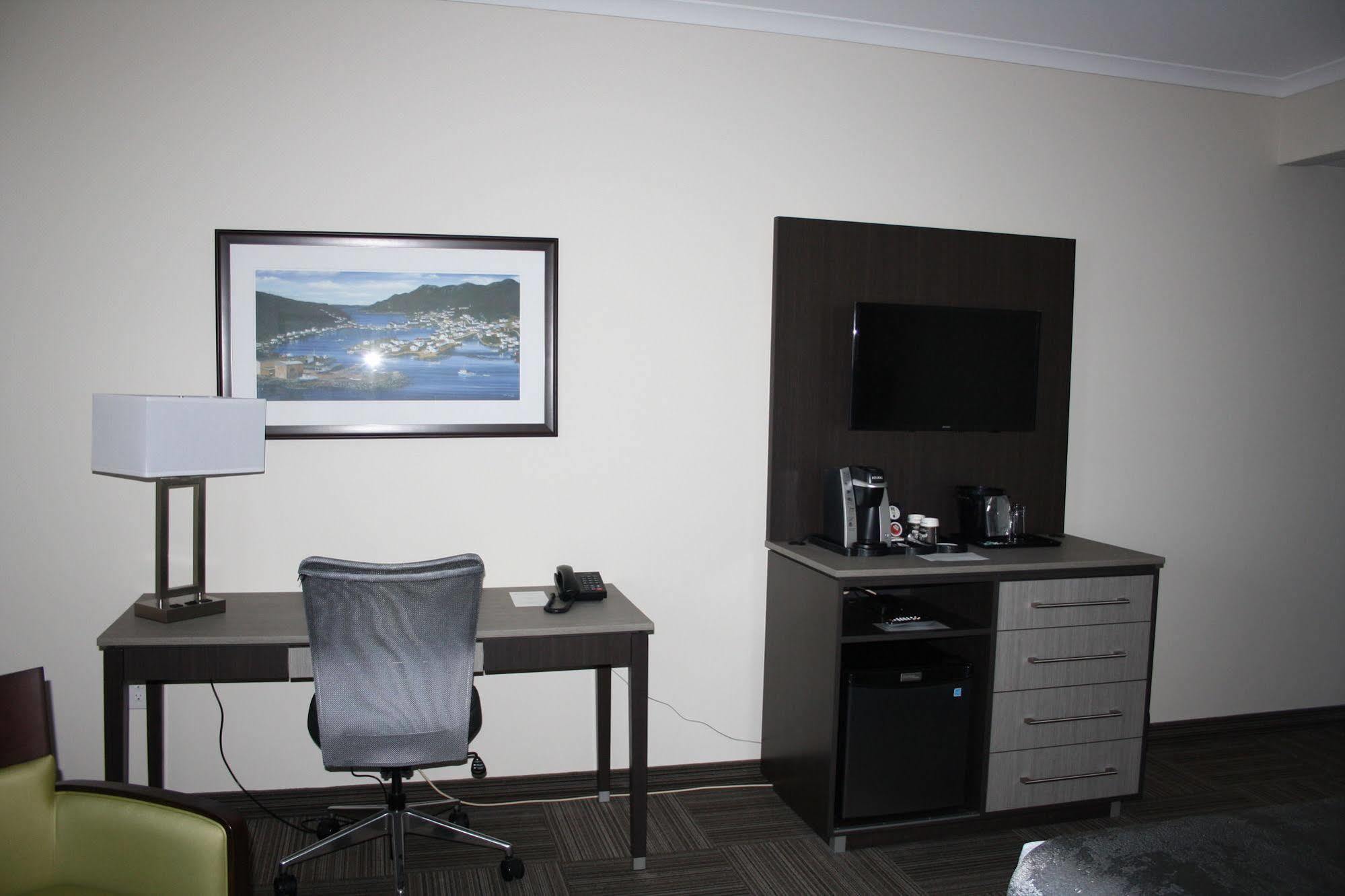 Crossroads Inn & Suites Paradise Bagian luar foto