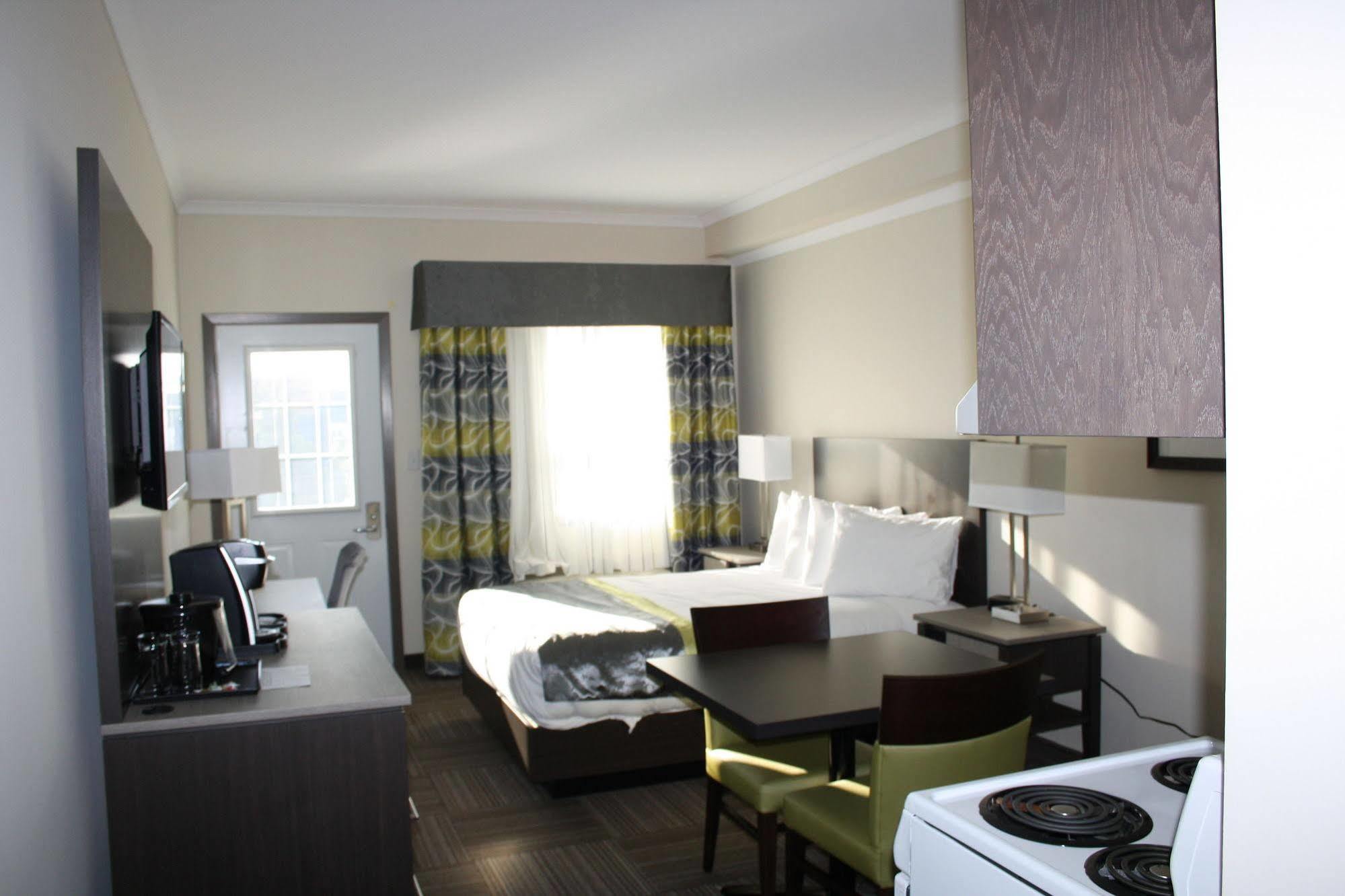 Crossroads Inn & Suites Paradise Bagian luar foto