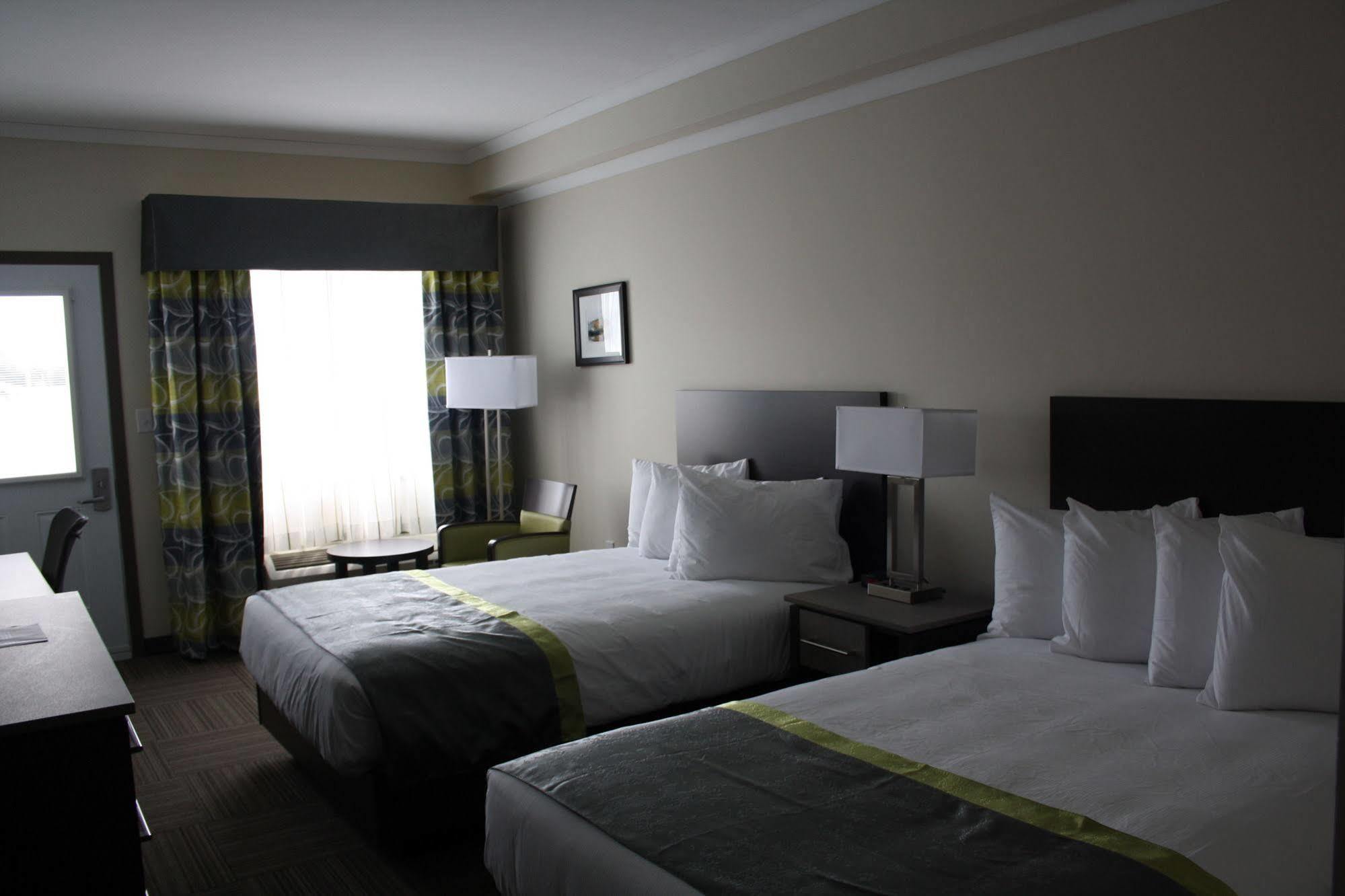Crossroads Inn & Suites Paradise Bagian luar foto