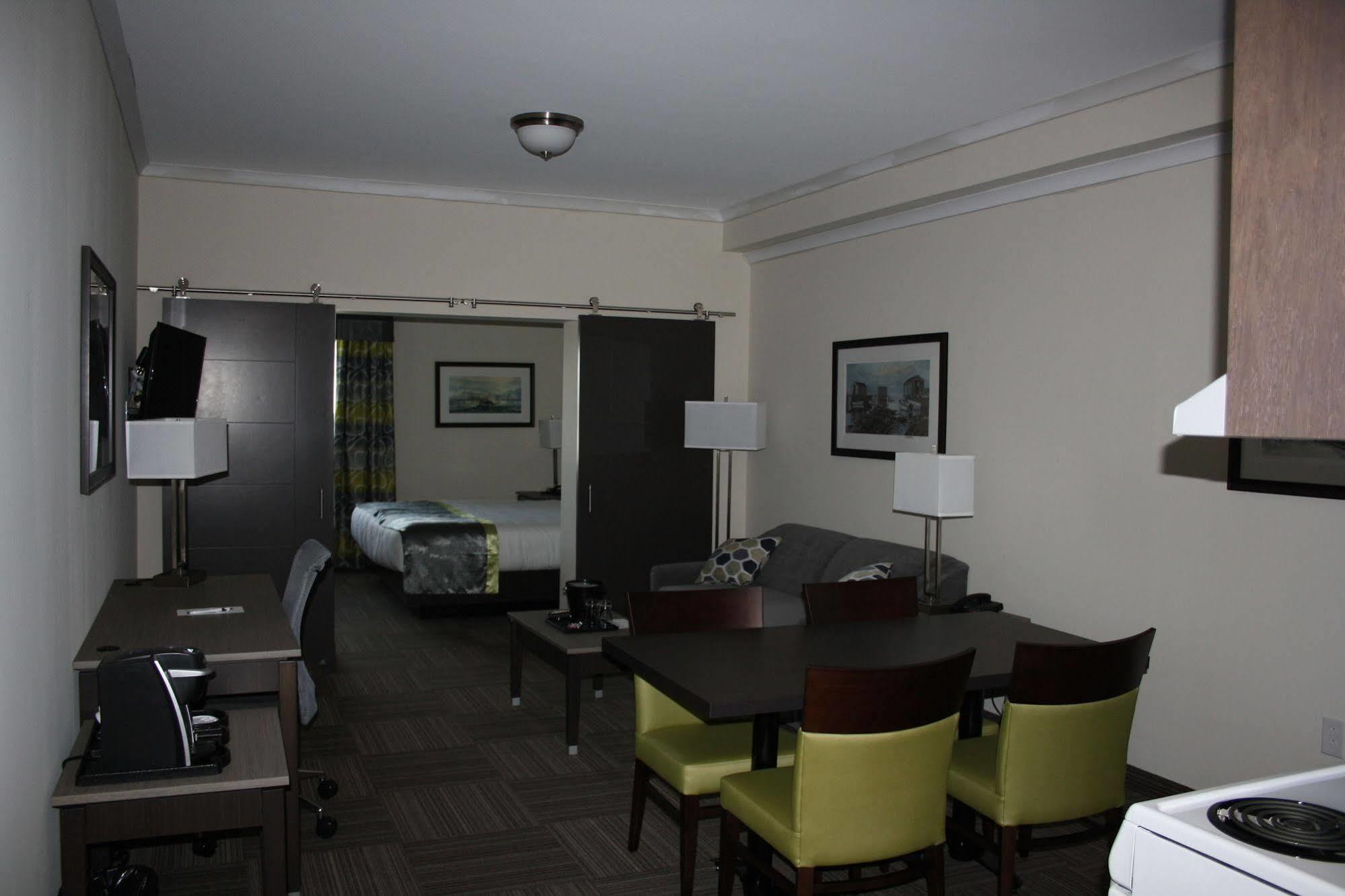 Crossroads Inn & Suites Paradise Bagian luar foto