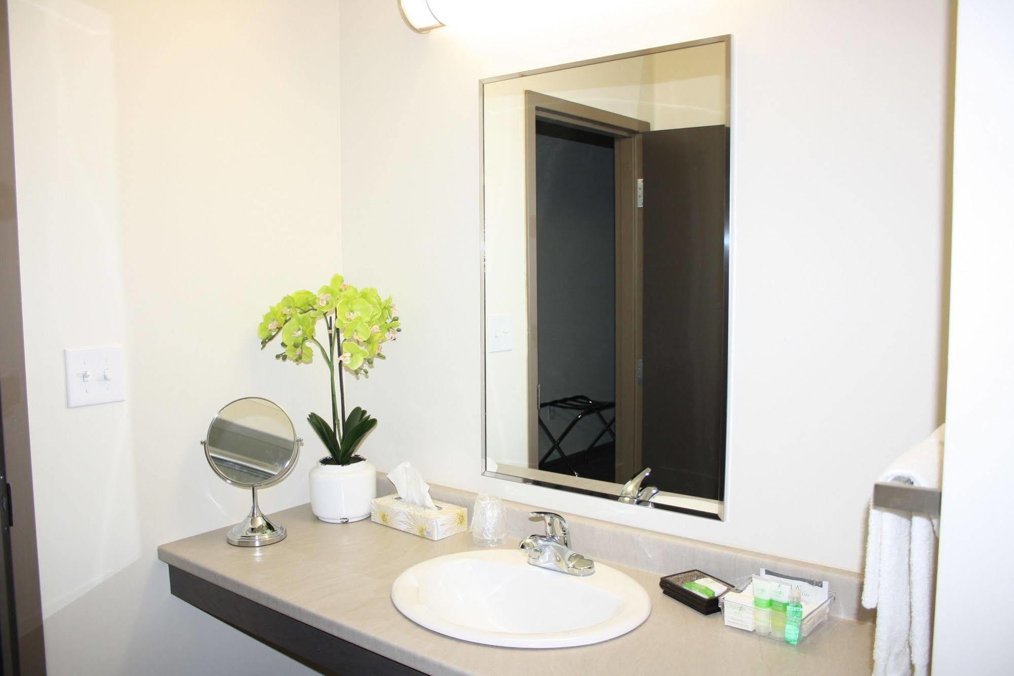 Crossroads Inn & Suites Paradise Bagian luar foto