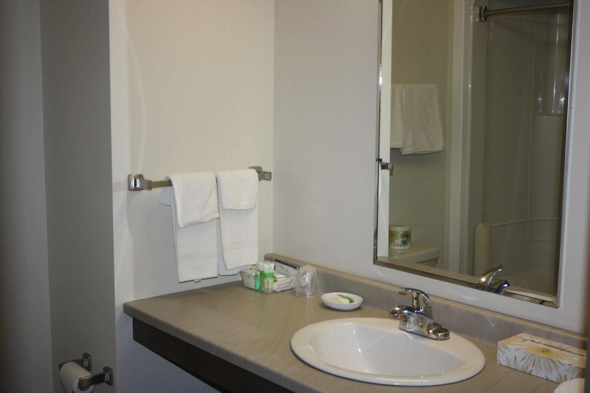 Crossroads Inn & Suites Paradise Bagian luar foto