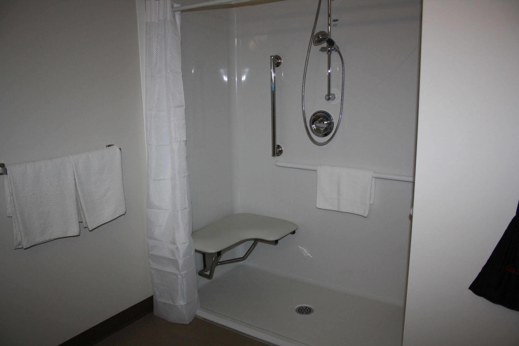 Crossroads Inn & Suites Paradise Bagian luar foto