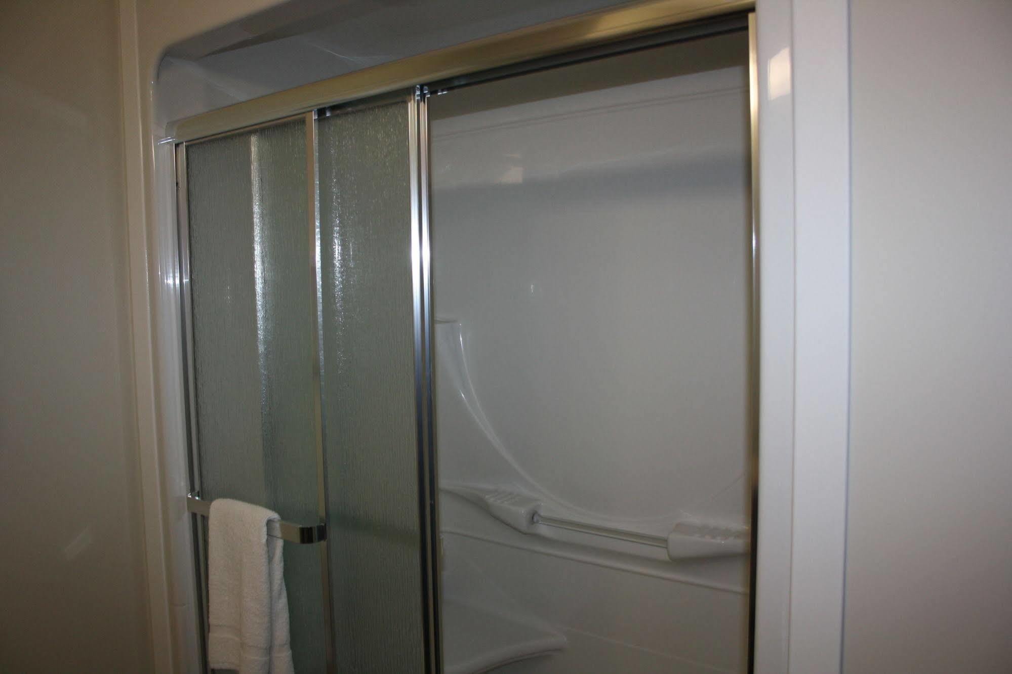 Crossroads Inn & Suites Paradise Bagian luar foto