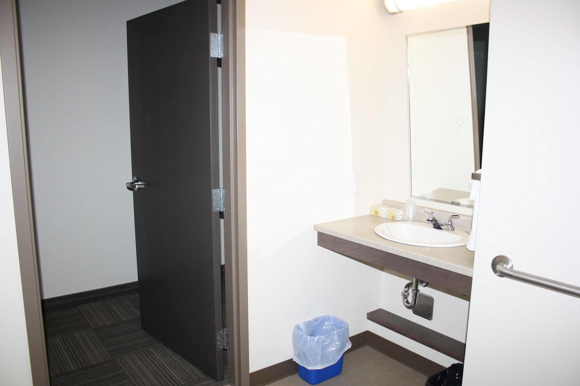 Crossroads Inn & Suites Paradise Bagian luar foto