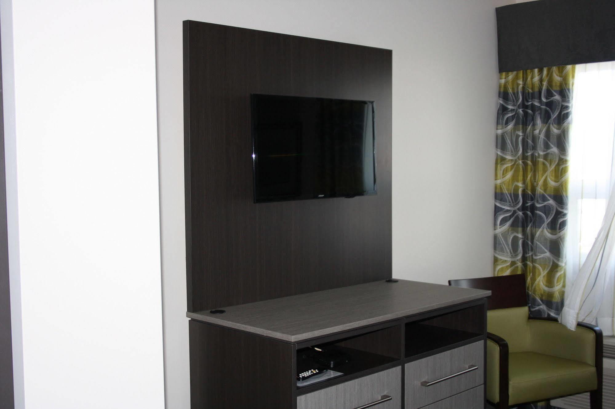 Crossroads Inn & Suites Paradise Bagian luar foto