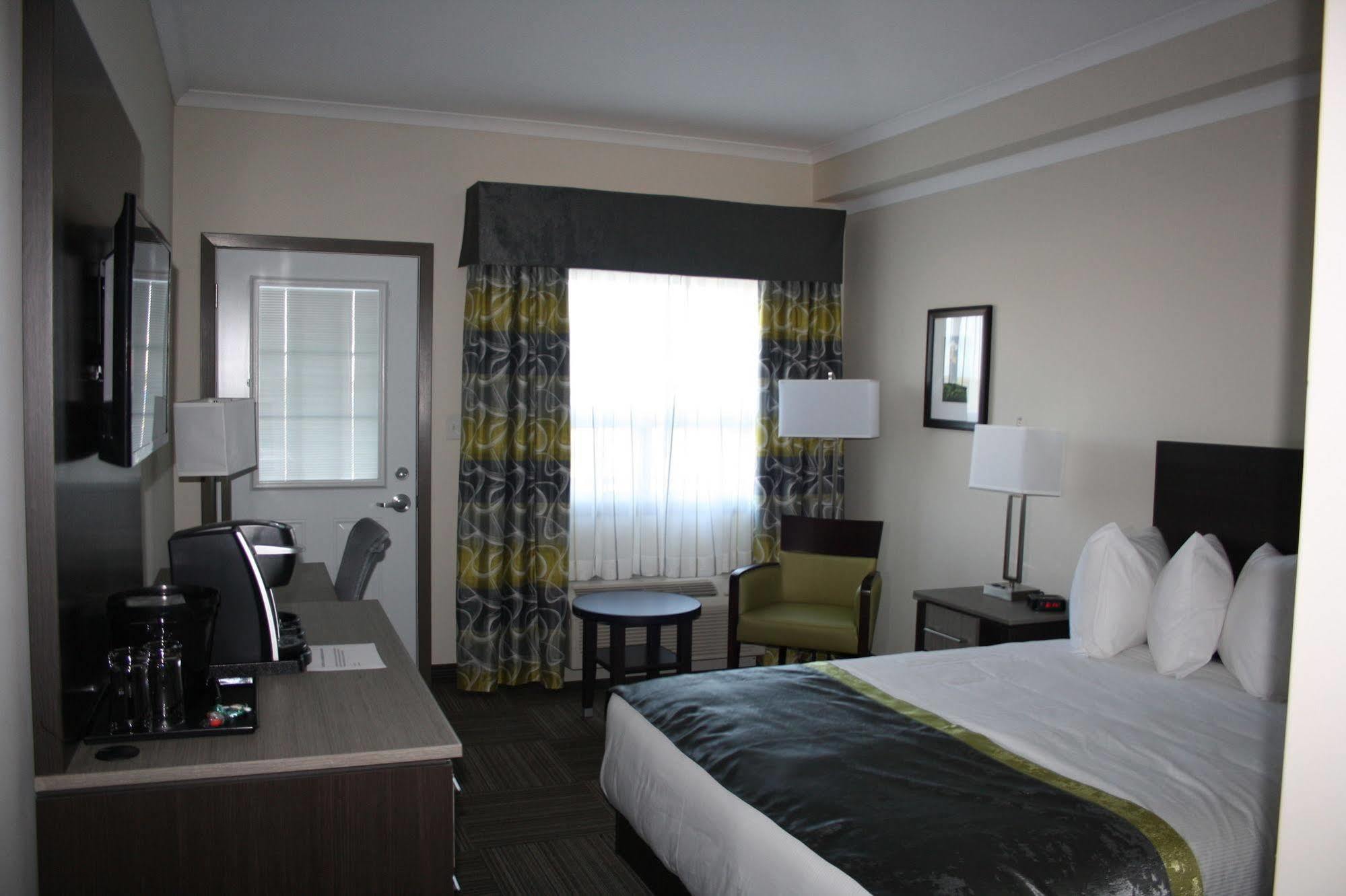 Crossroads Inn & Suites Paradise Bagian luar foto