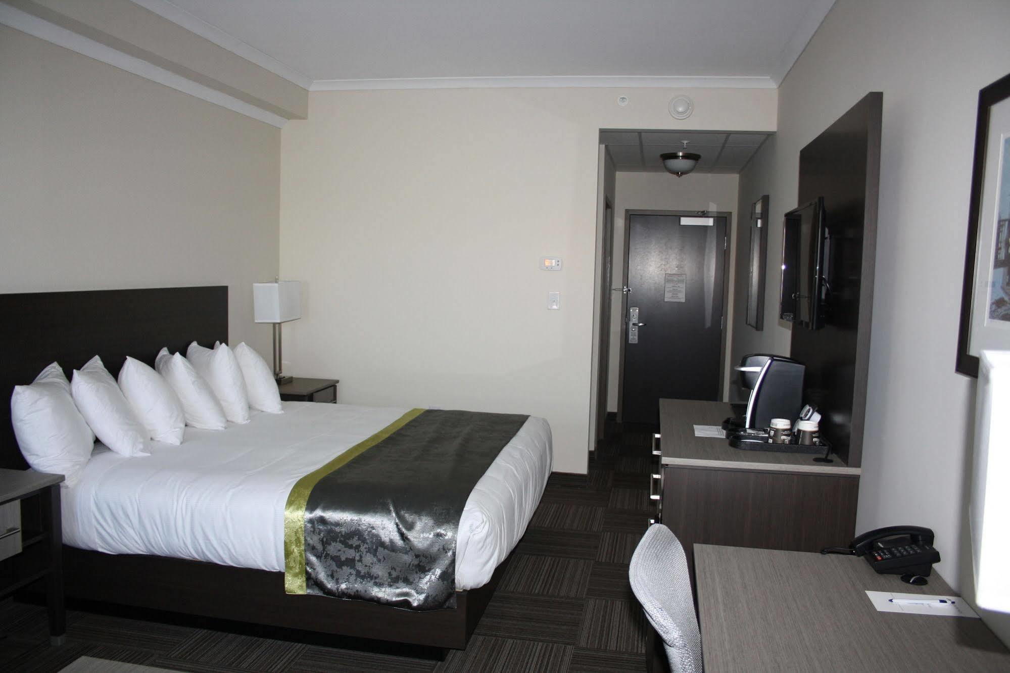 Crossroads Inn & Suites Paradise Bagian luar foto